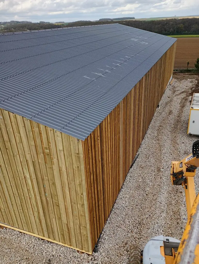 Genicourt (dpt 77 ou 95) batiment agricole bardage bois